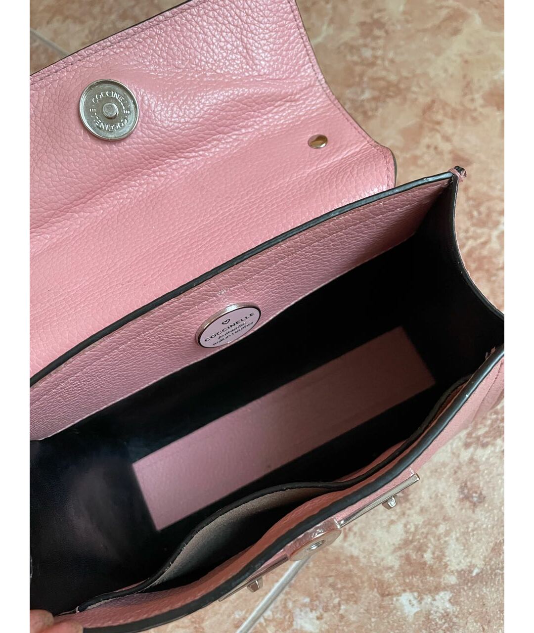 COCCINELLE Розовая кожаная сумка с короткими ручками, фото 3