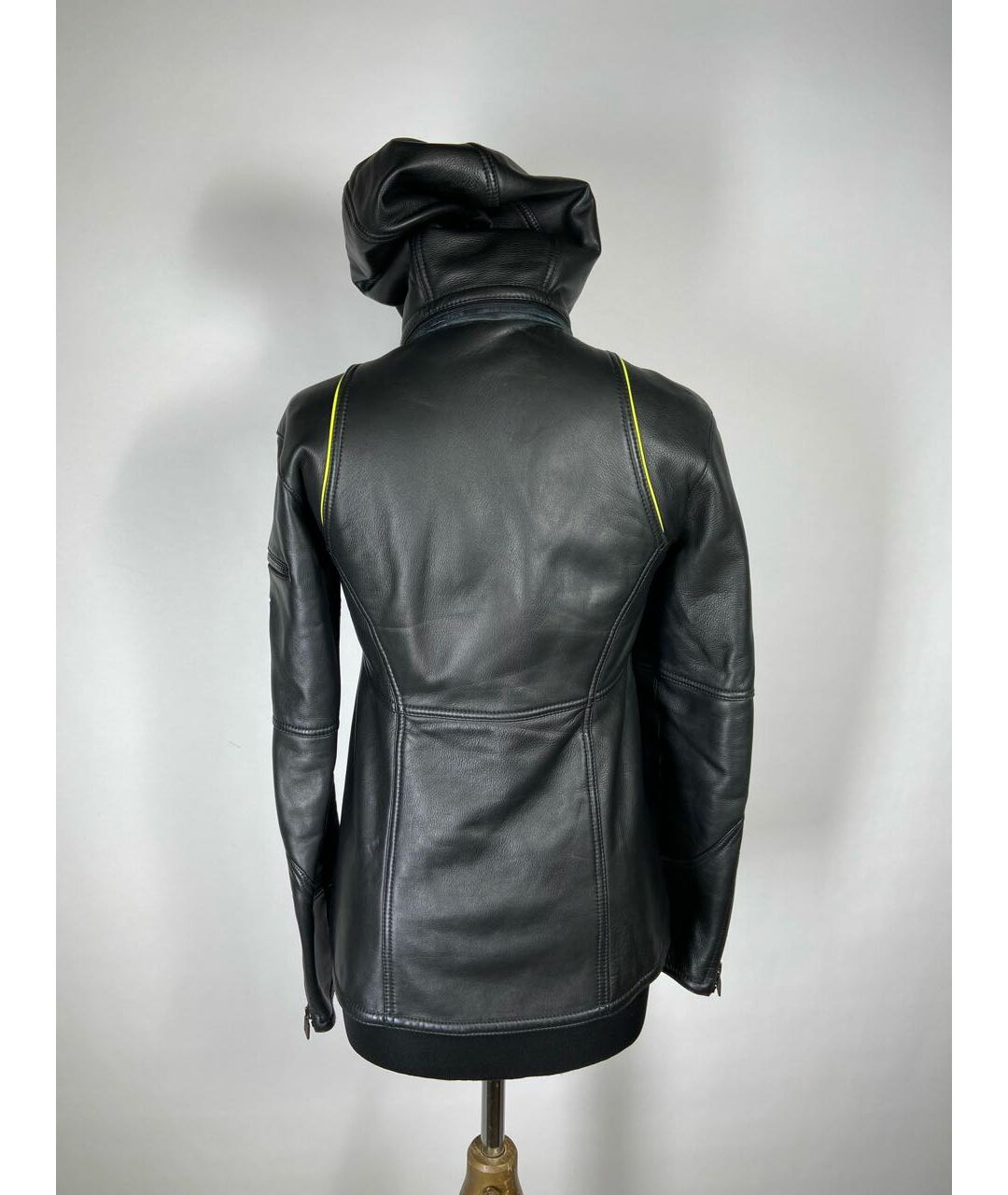 CHANEL PRE-OWNED Черная кожаная куртка, фото 4