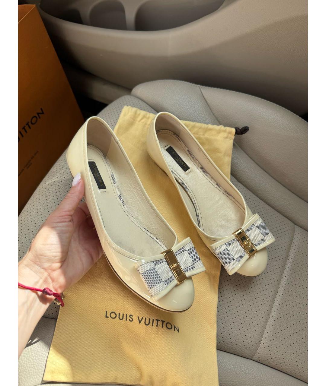 LOUIS VUITTON Бежевые балетки из лакированной кожи, фото 2