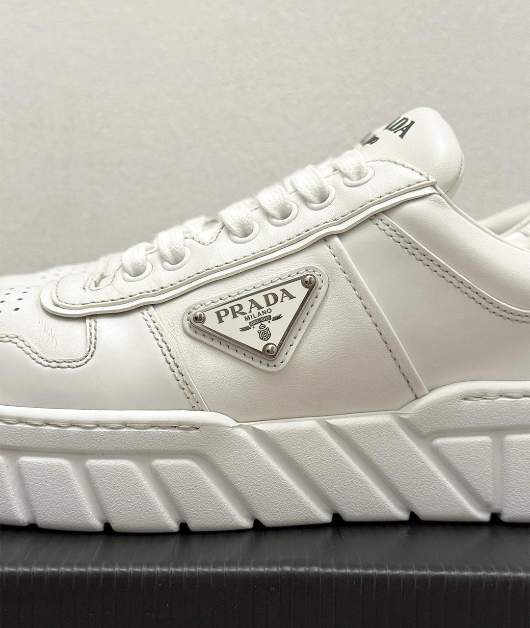 PRADA Белые кожаные низкие кроссовки / кеды, фото 4