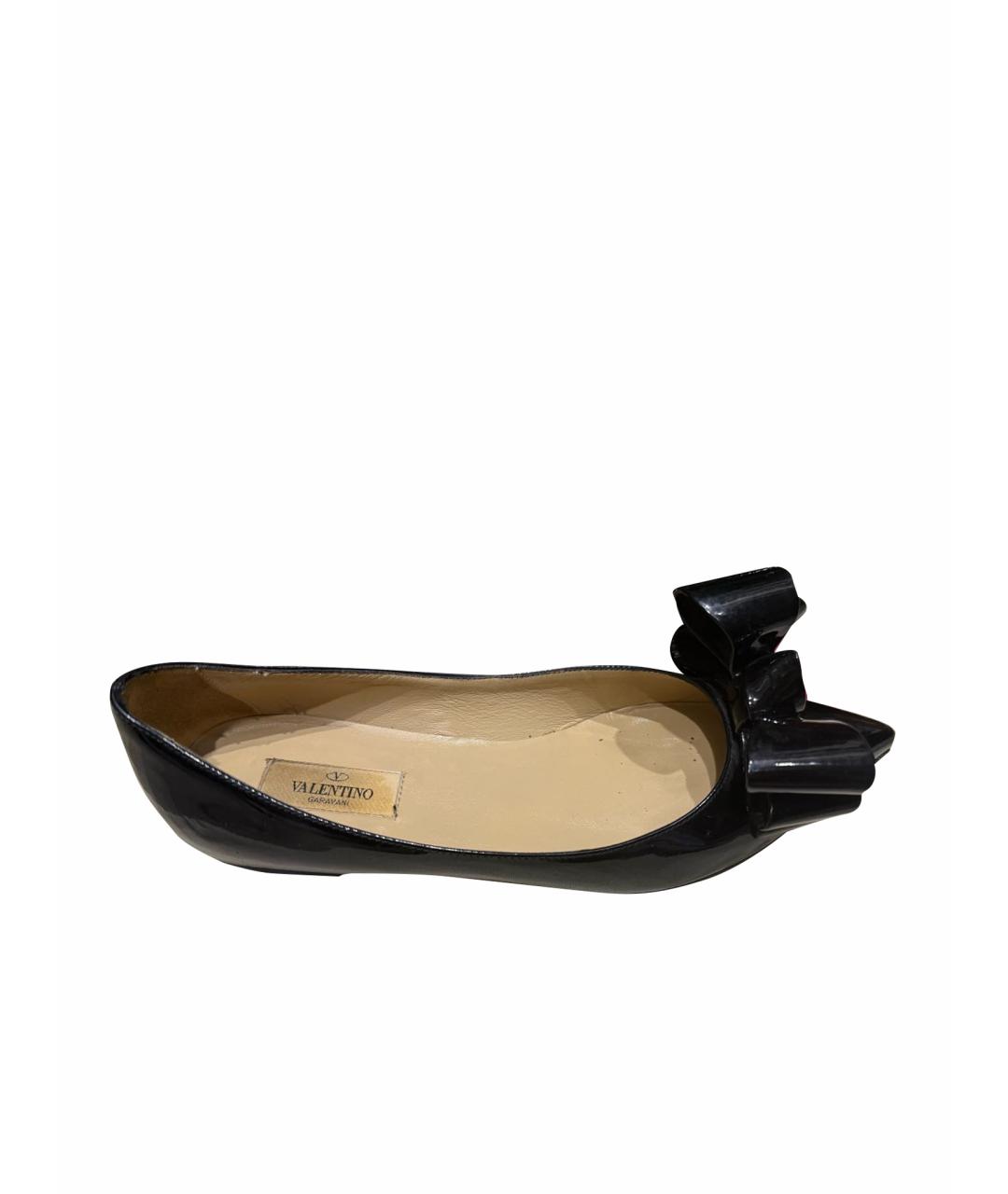 VALENTINO Черные кожаные лодочки на низком каблуке, фото 1