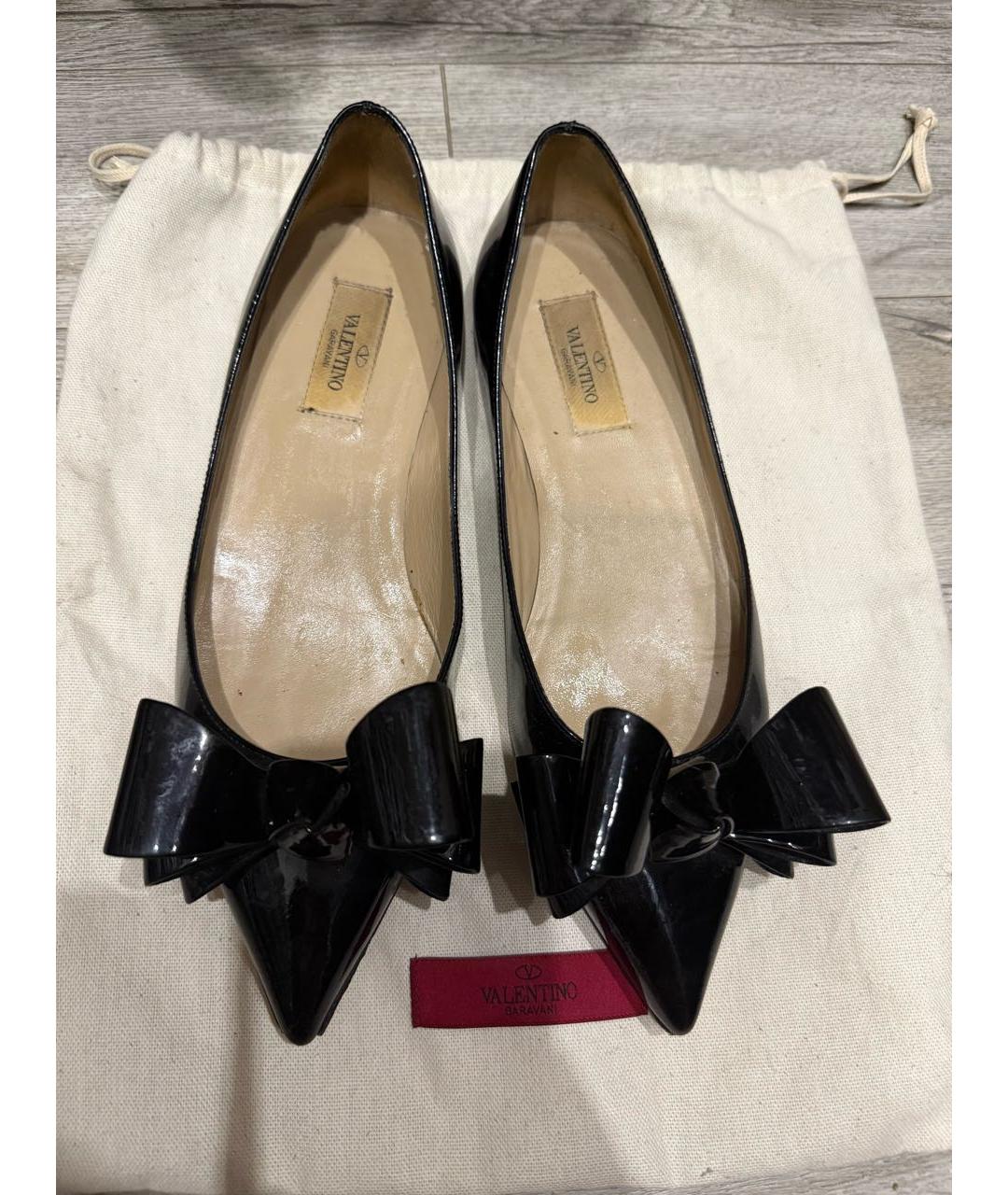 VALENTINO Черные кожаные лодочки на низком каблуке, фото 2