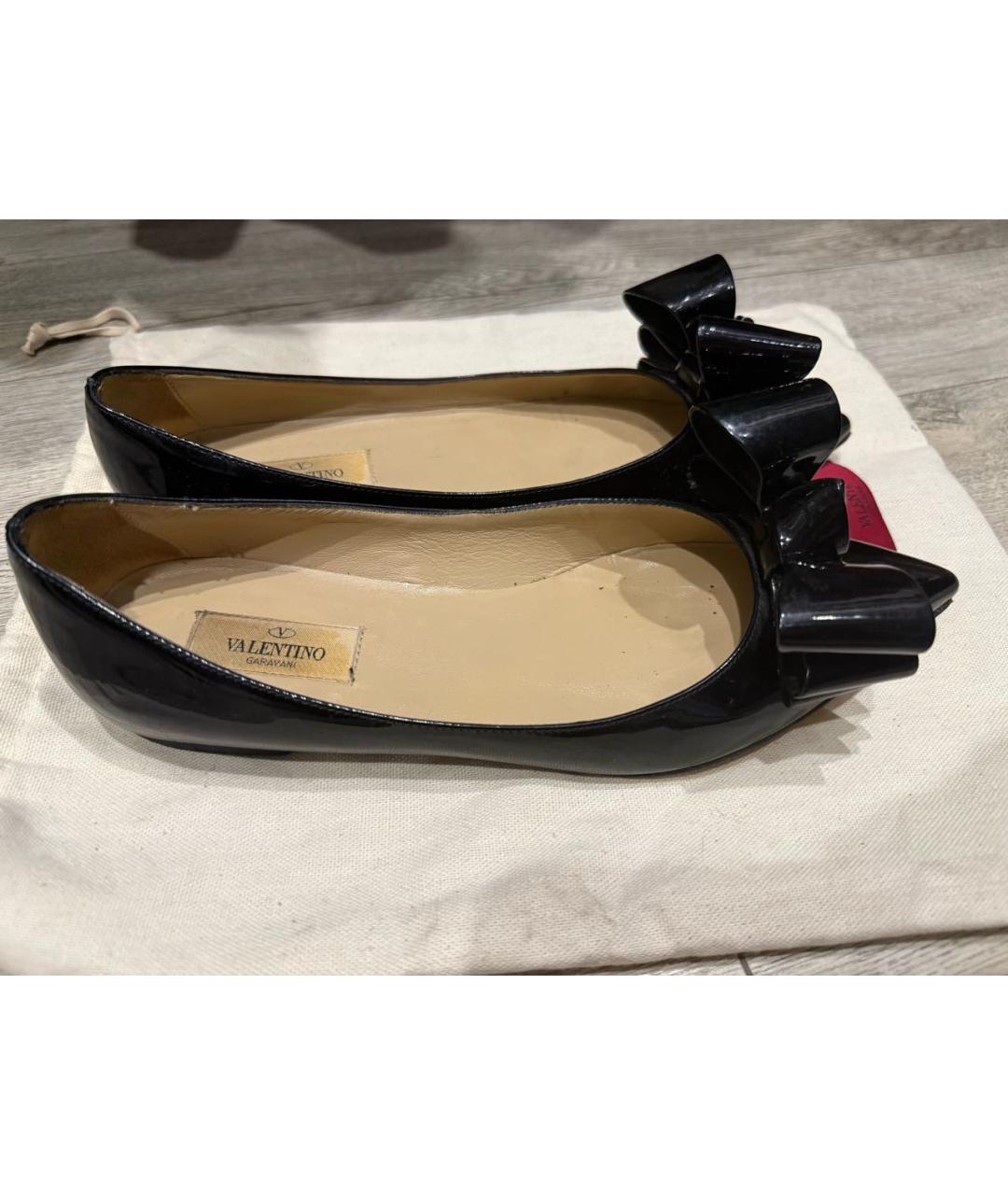 VALENTINO Черные кожаные лодочки на низком каблуке, фото 5