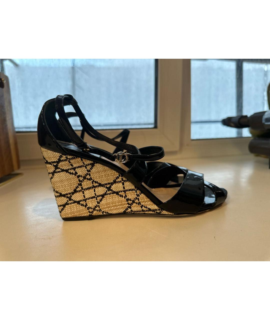 CHRISTIAN DIOR Черные босоножки из лакированной кожи, фото 8