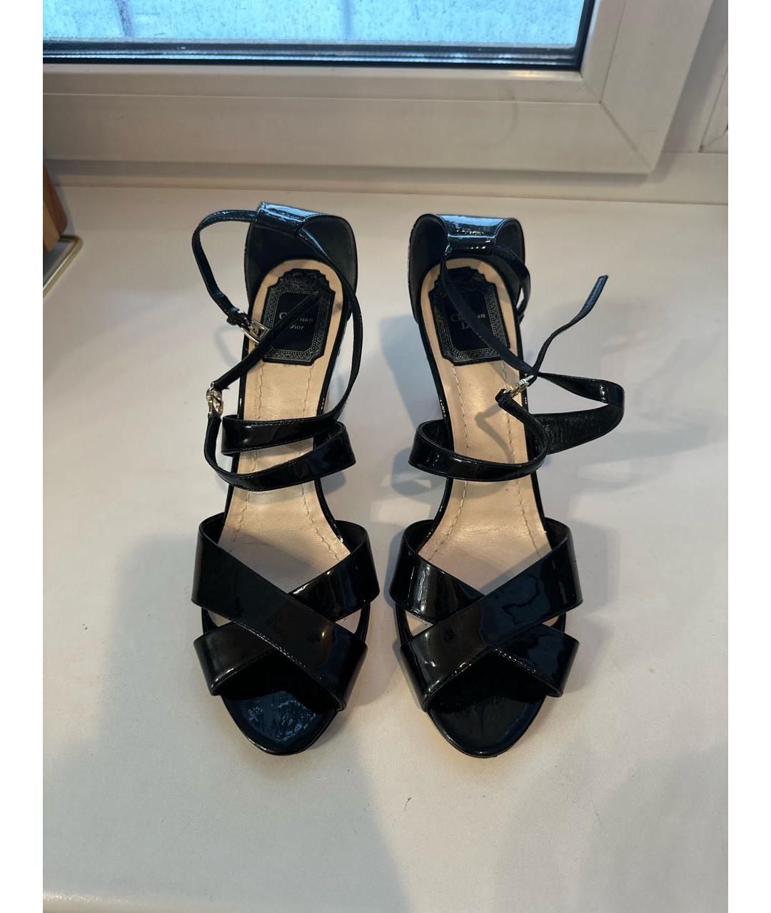 CHRISTIAN DIOR Черные босоножки из лакированной кожи, фото 2