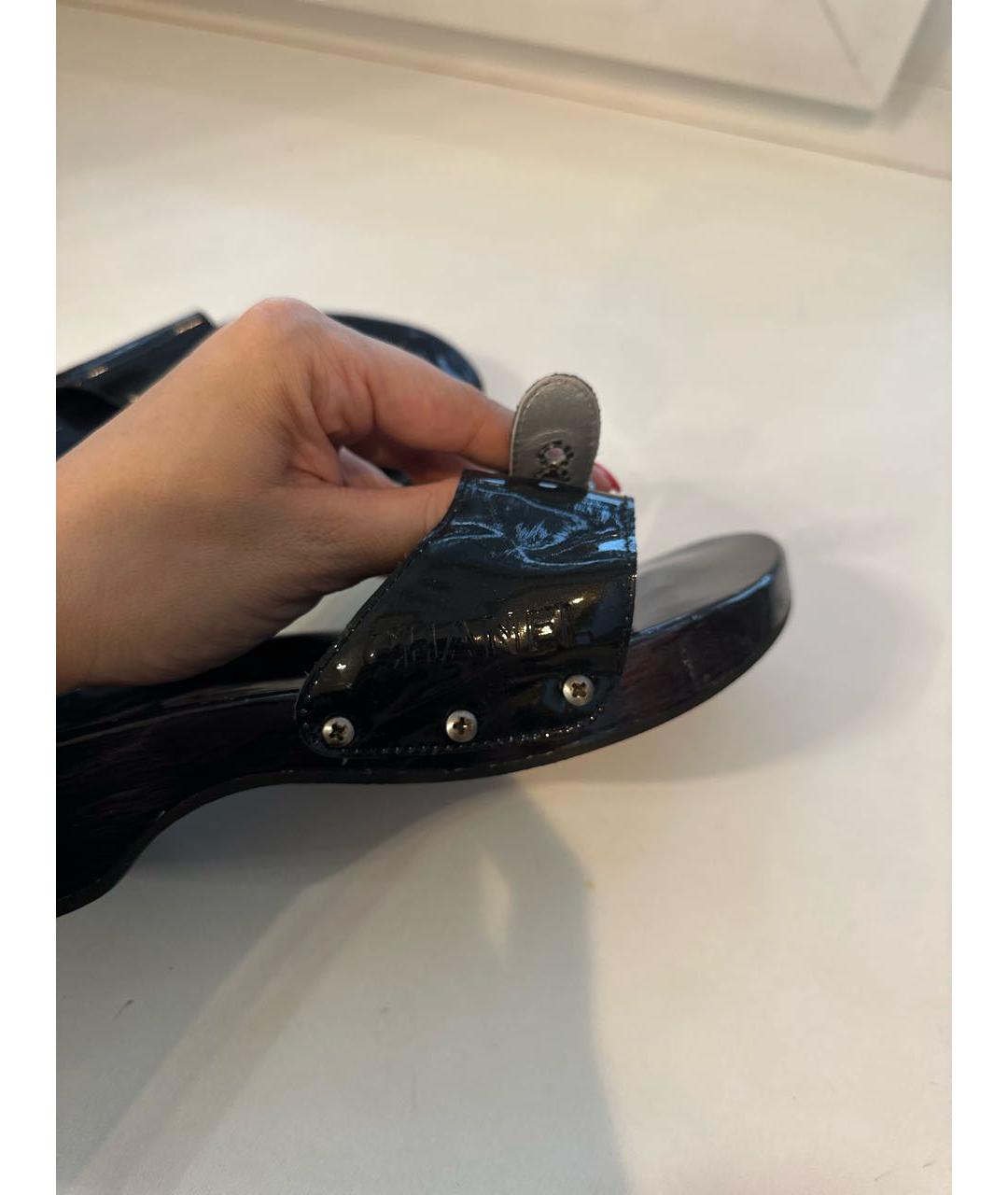 CHANEL Черные сандалии из лакированной кожи, фото 6