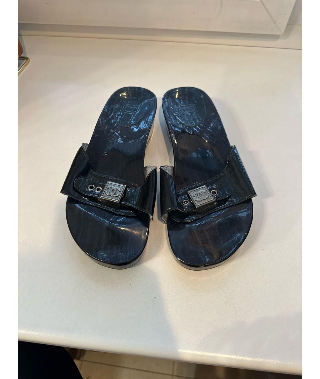 CHANEL Черные сандалии из лакированной кожи, фото 2