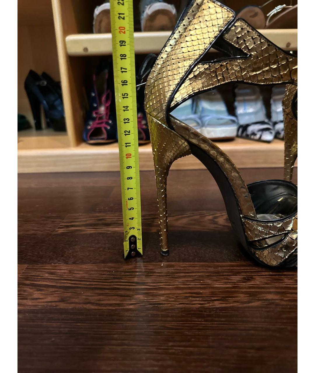 TOM FORD Золотые босоножки из экзотической кожи, фото 7