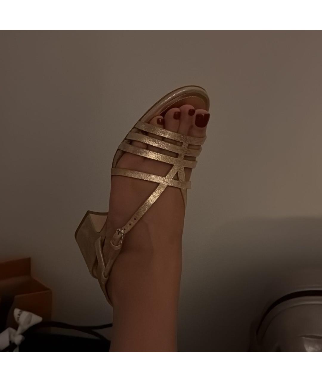 CHANEL Золотые кожаные босоножки, фото 7