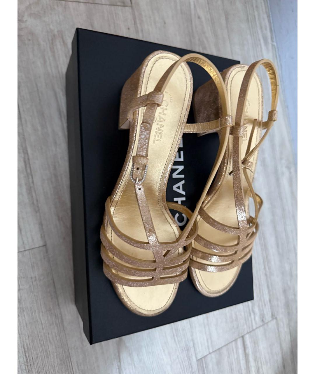 CHANEL Золотые кожаные босоножки, фото 3