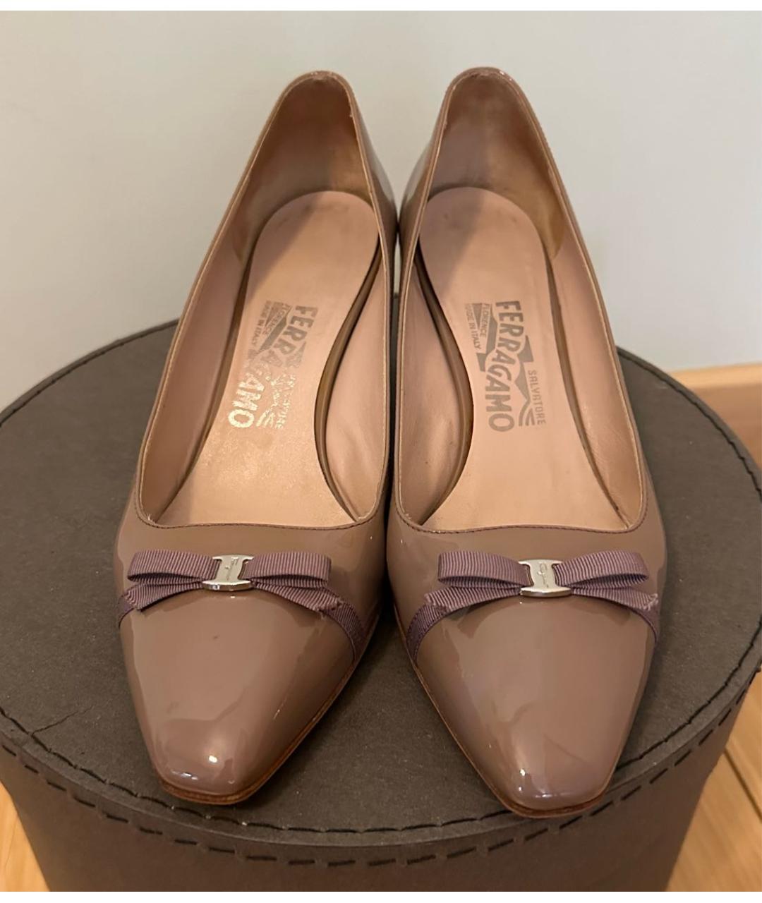 FERRAGAMO Бежевые туфли из лакированной кожи, фото 2