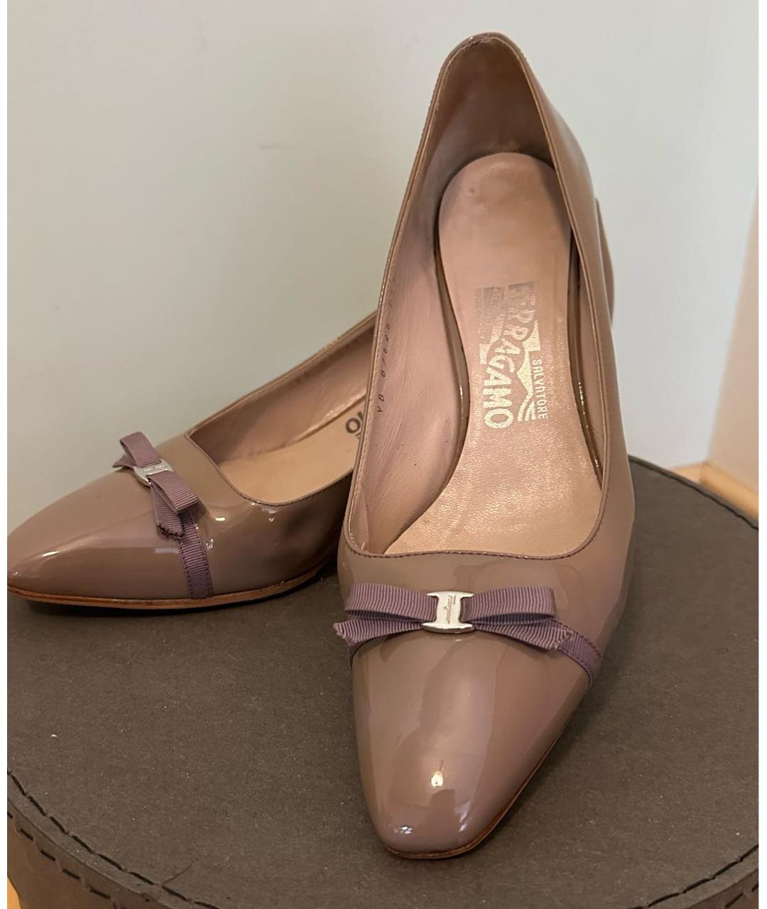 FERRAGAMO Бежевые туфли из лакированной кожи, фото 3