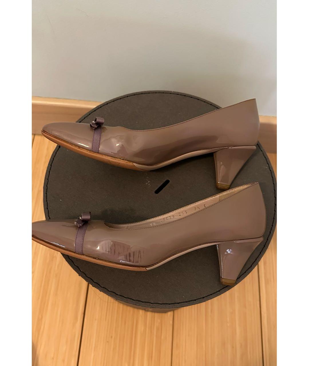 FERRAGAMO Бежевые туфли из лакированной кожи, фото 5