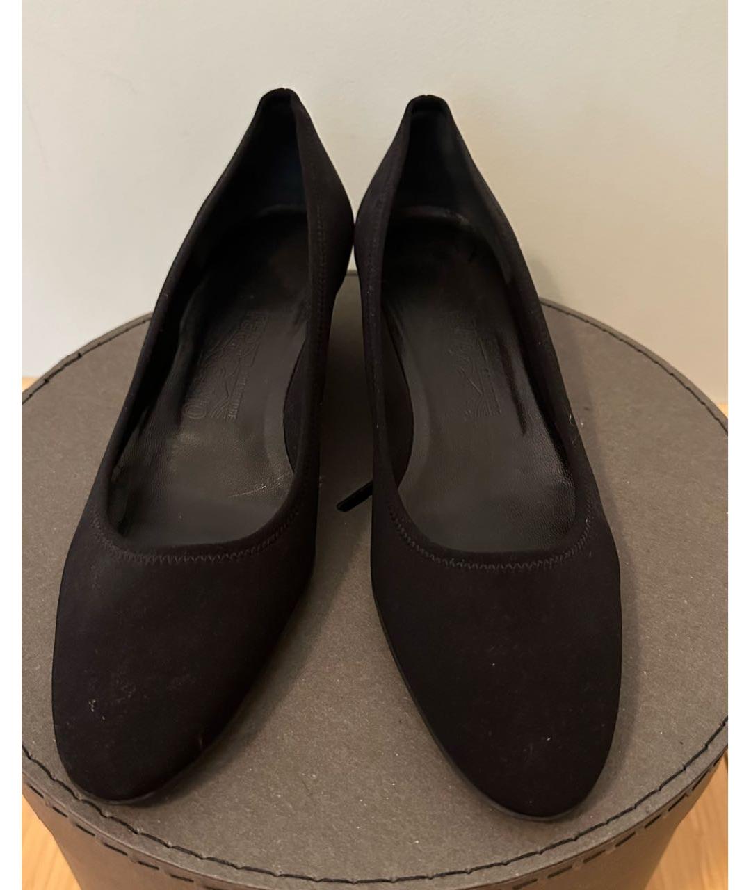 FERRAGAMO Черные замшевые лодочки на низком каблуке, фото 2