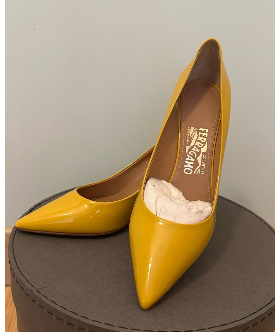 FERRAGAMO Желтые туфли из лакированной кожи, фото 3