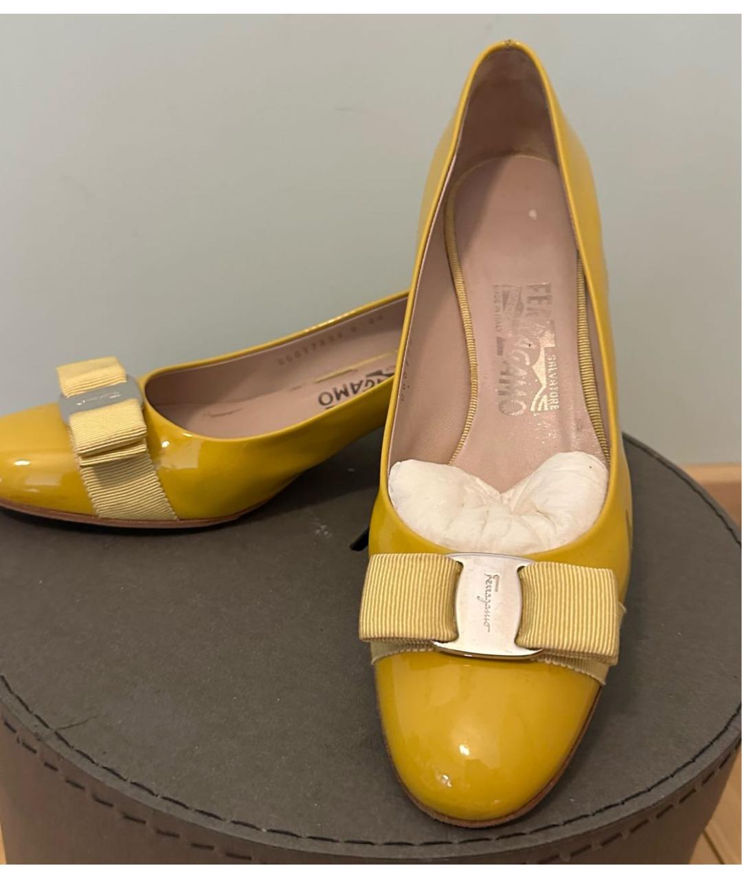 FERRAGAMO Желтые туфли из лакированной кожи, фото 4