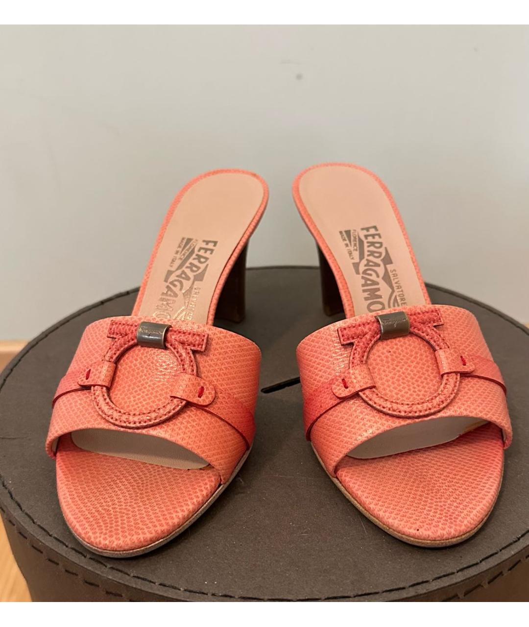FERRAGAMO Коралловые кожаные мюли, фото 2