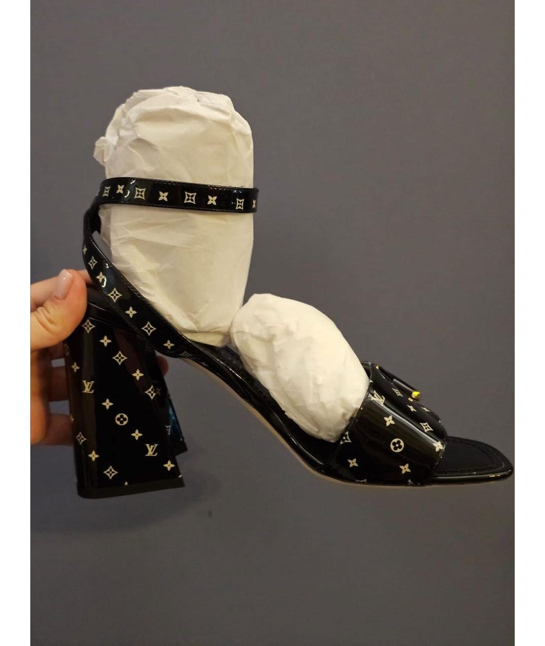 LOUIS VUITTON Черные босоножки из лакированной кожи, фото 8