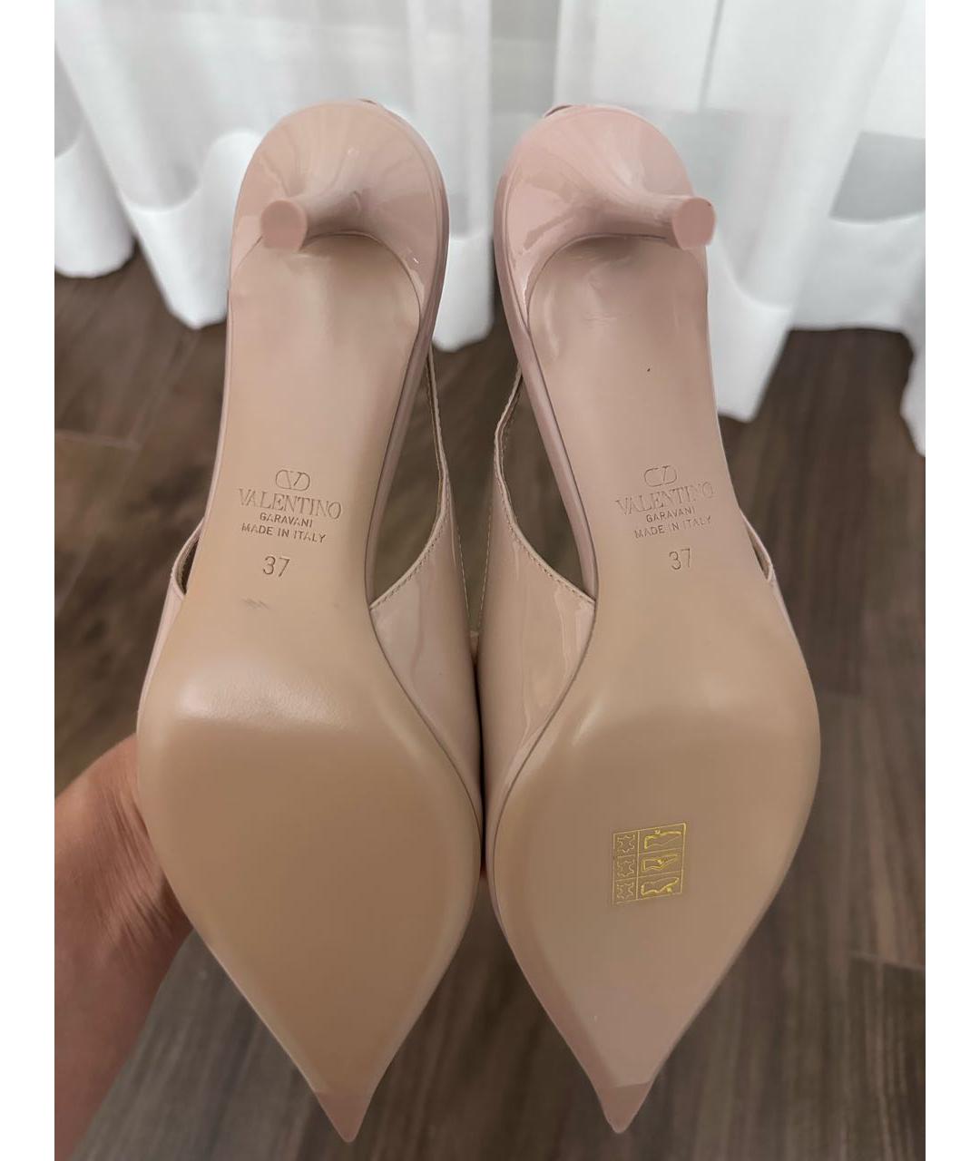 VALENTINO Бежевые лодочки на низком каблуке из лакированной кожи, фото 3