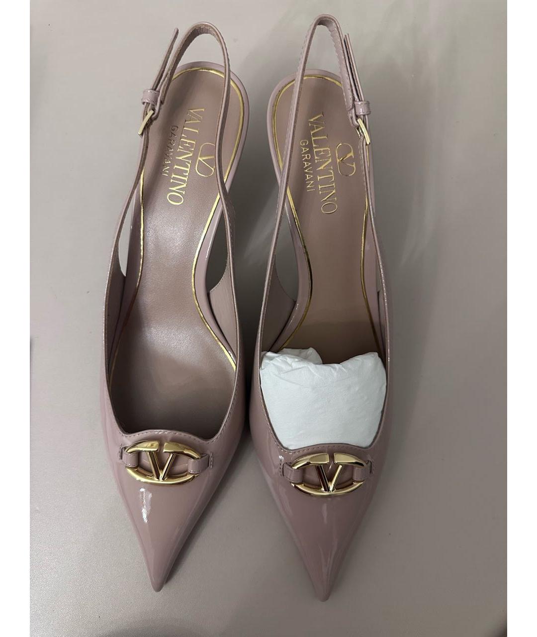 VALENTINO Бежевые лодочки на низком каблуке из лакированной кожи, фото 4