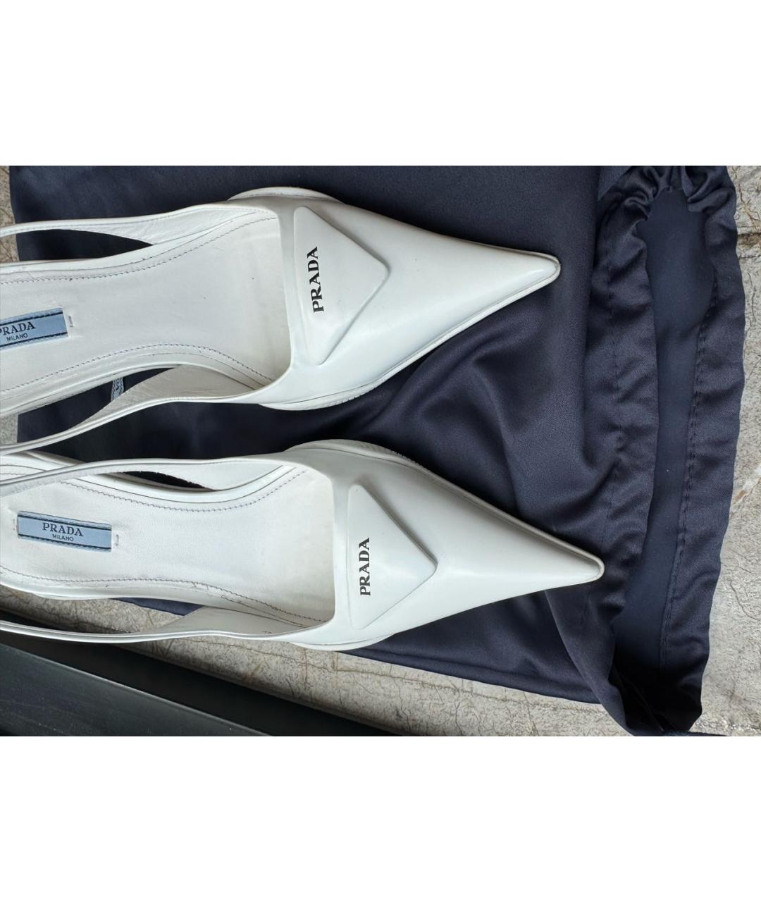 PRADA Белые лодочки на низком каблуке из лакированной кожи, фото 2
