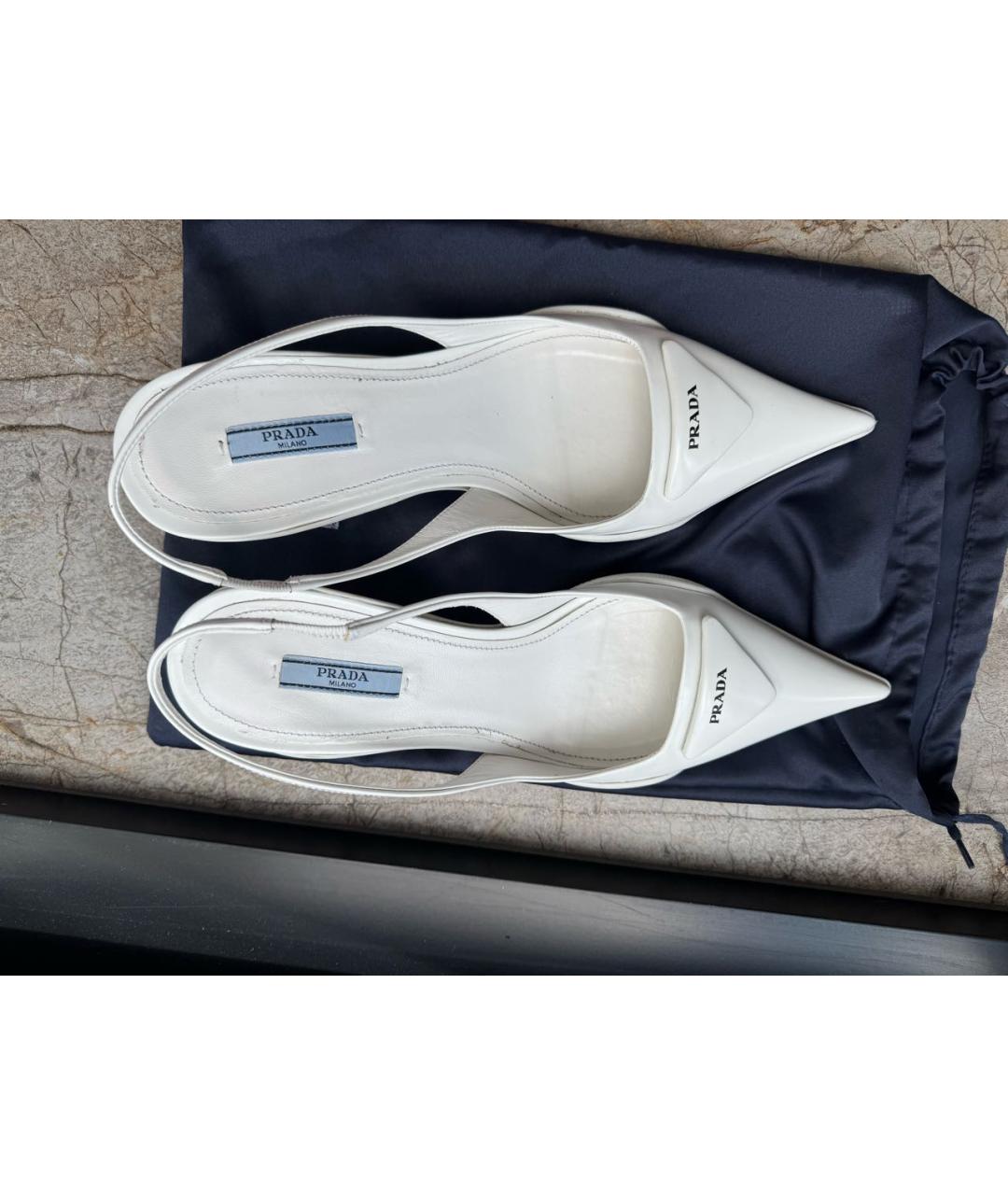 PRADA Белые лодочки на низком каблуке из лакированной кожи, фото 3