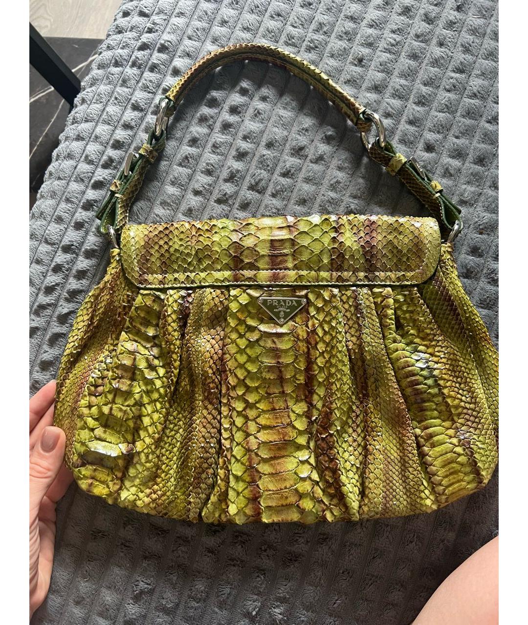 PRADA Зеленая сумка с короткими ручками из экзотической кожи, фото 3