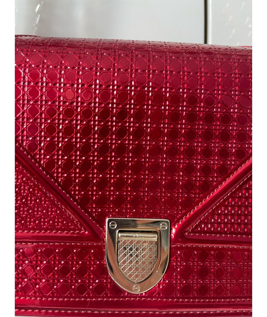 CHRISTIAN DIOR Красная сумка через плечо из лакированной кожи, фото 6