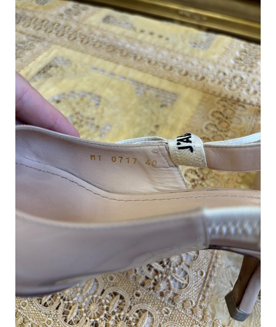 CHRISTIAN DIOR Бежевые лодочки на низком каблуке из лакированной кожи, фото 6