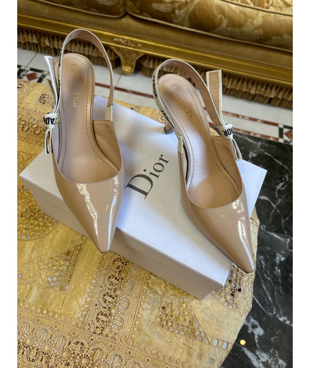 CHRISTIAN DIOR Бежевые лодочки на низком каблуке из лакированной кожи, фото 8