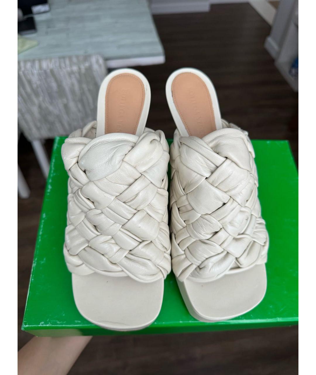 BOTTEGA VENETA Бежевые кожаные мюли, фото 3