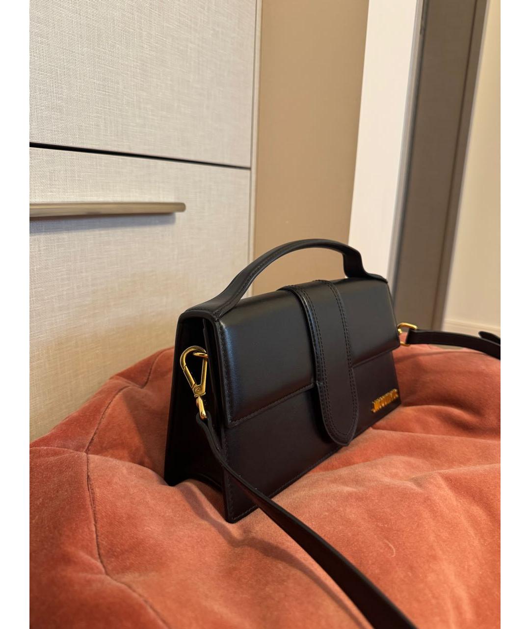 JACQUEMUS Черная сумка с короткими ручками из лакированной кожи, фото 2