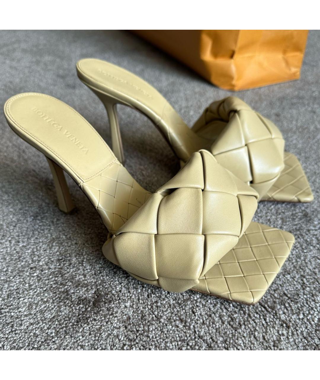 BOTTEGA VENETA Бежевые кожаные мюли, фото 6