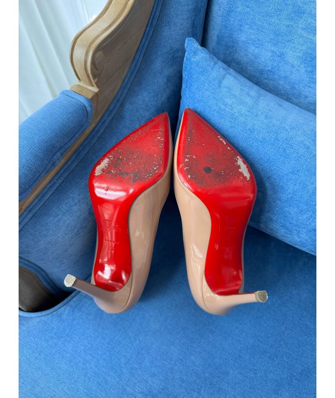 CHRISTIAN LOUBOUTIN Бежевые туфли из лакированной кожи, фото 8