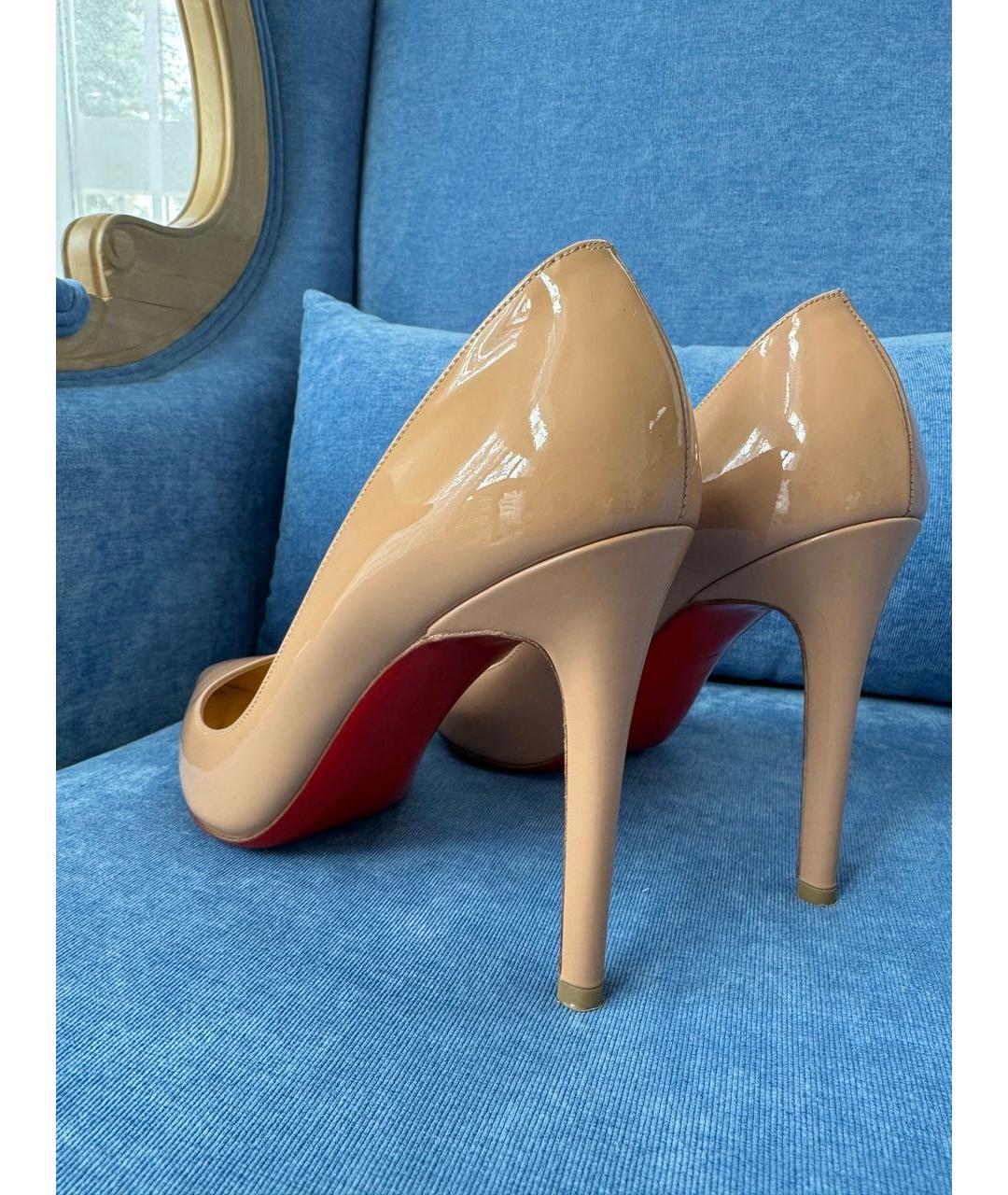 CHRISTIAN LOUBOUTIN Бежевые туфли из лакированной кожи, фото 7