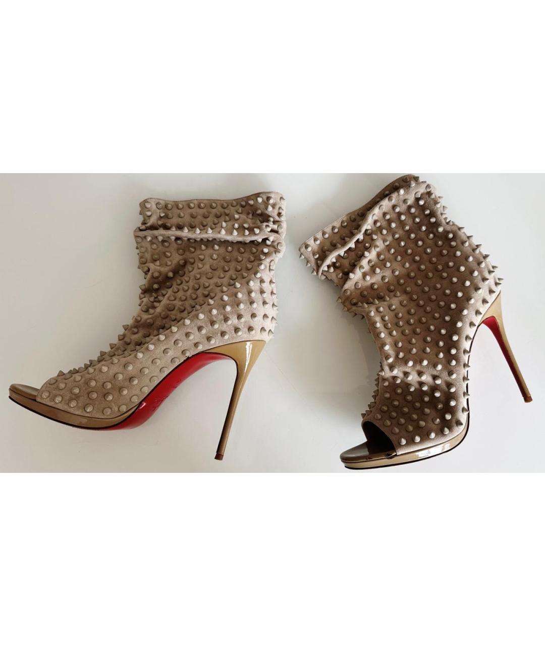 CHRISTIAN LOUBOUTIN Бежевые замшевые ботильоны, фото 5