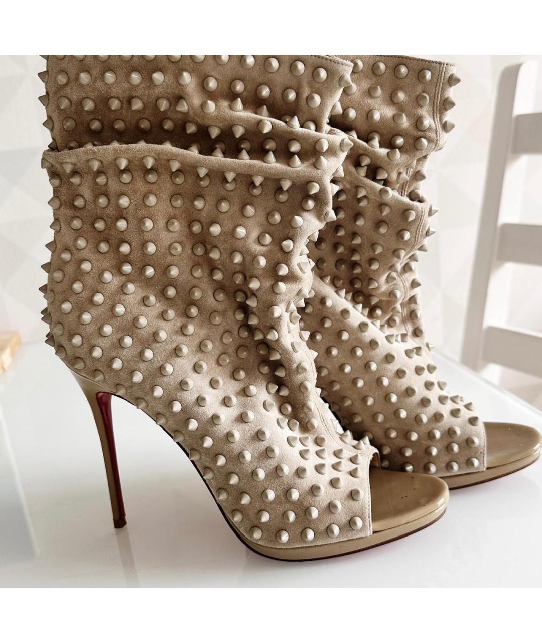 CHRISTIAN LOUBOUTIN Бежевые замшевые ботильоны, фото 9