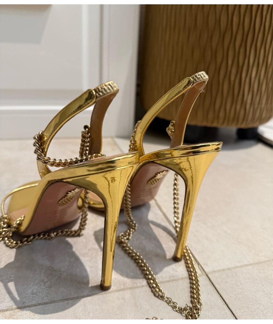 AQUAZZURA Золотые босоножки из лакированной кожи, фото 3