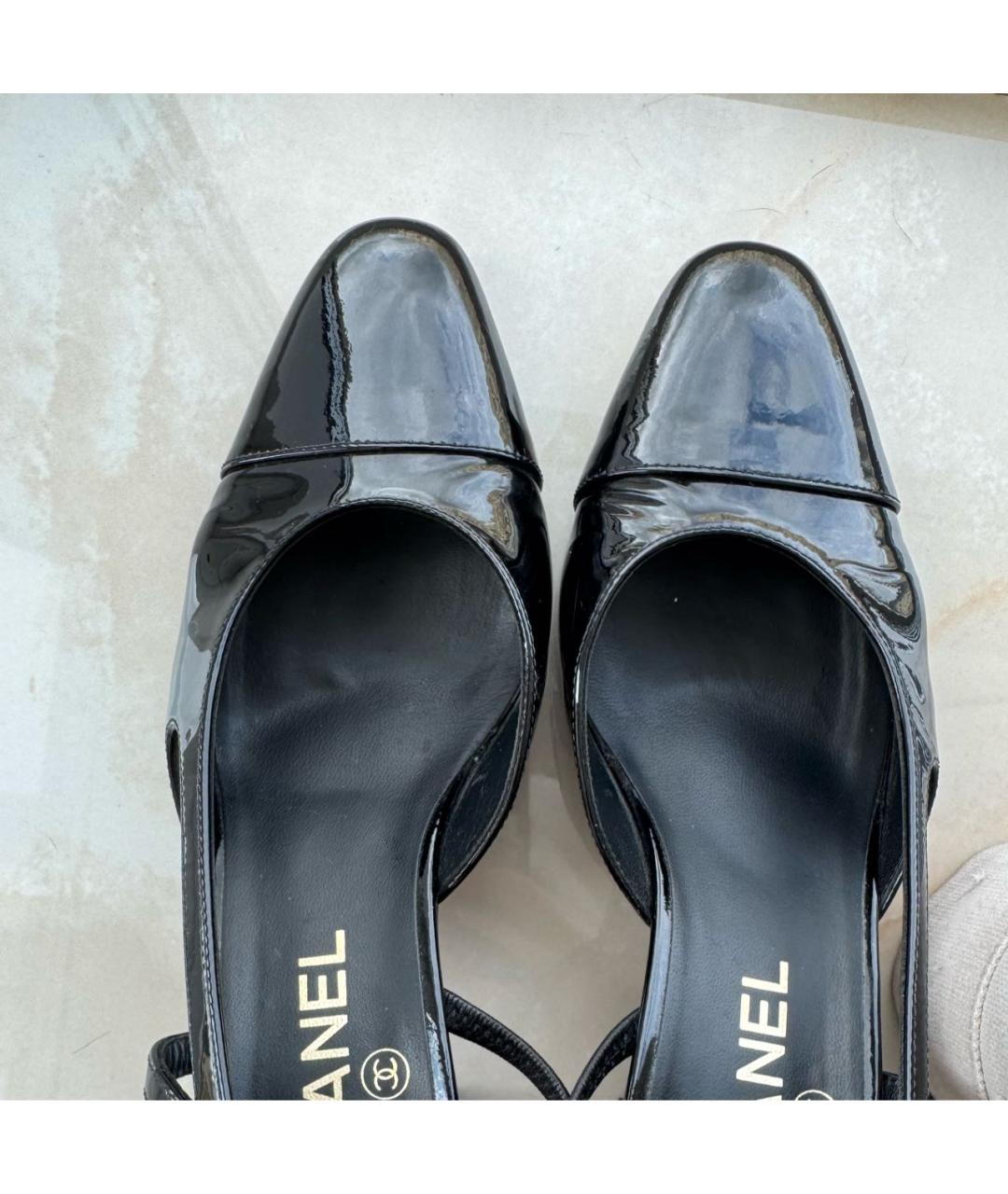 CHANEL Черные лодочки на низком каблуке из лакированной кожи, фото 3