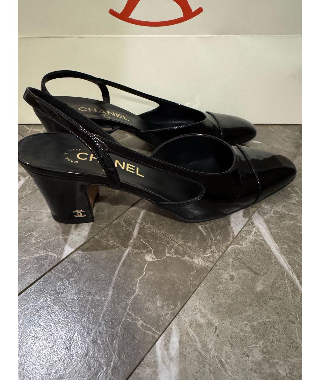 CHANEL Черные лодочки на низком каблуке из лакированной кожи, фото 4