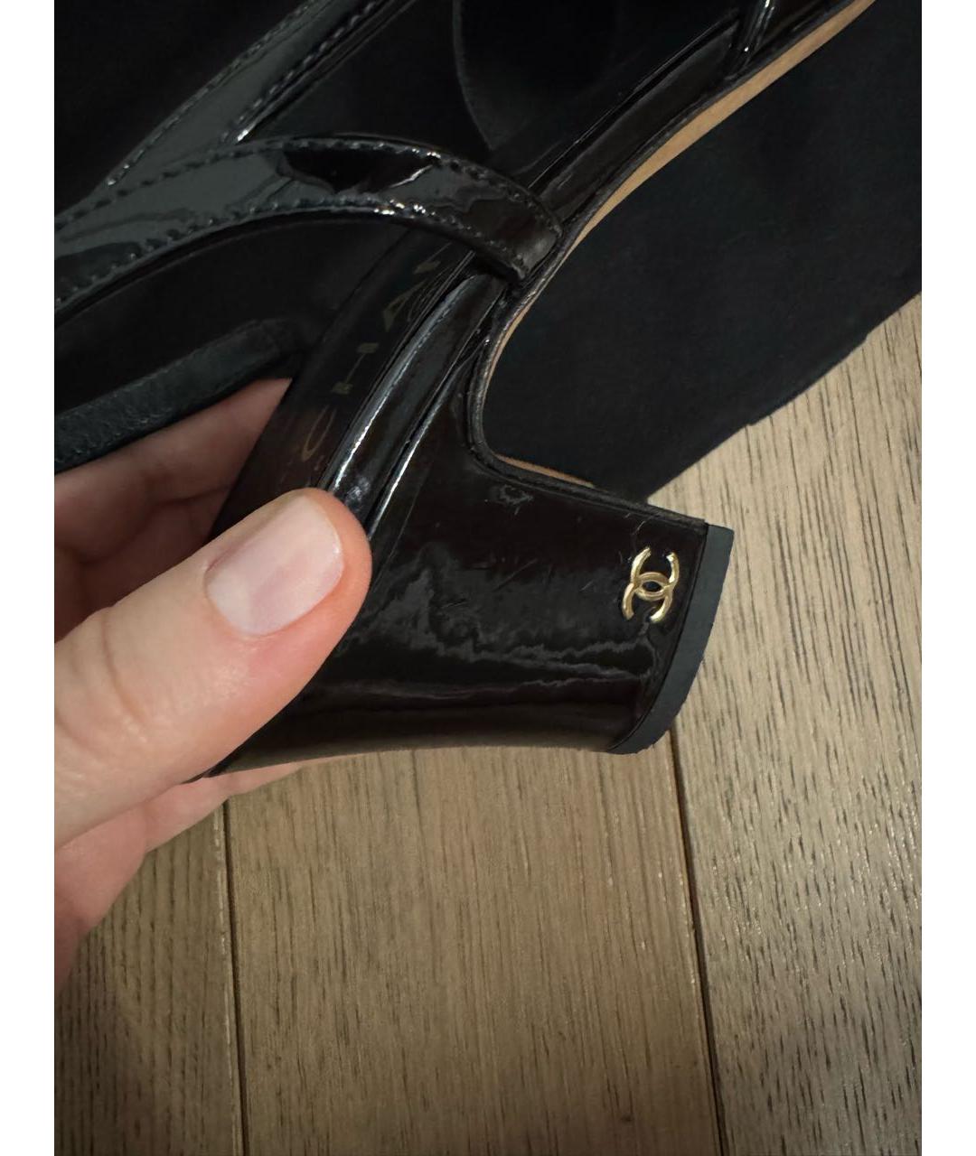 CHANEL Черные лодочки на низком каблуке из лакированной кожи, фото 2