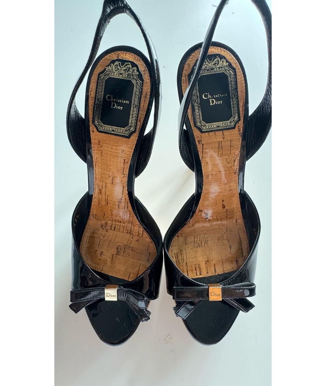 CHRISTIAN DIOR Черные босоножки из лакированной кожи, фото 2