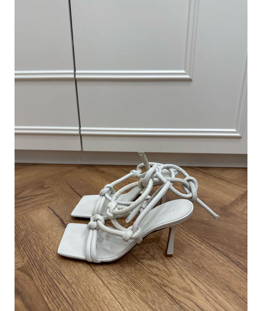 BOTTEGA VENETA Белые кожаные босоножки, фото 5