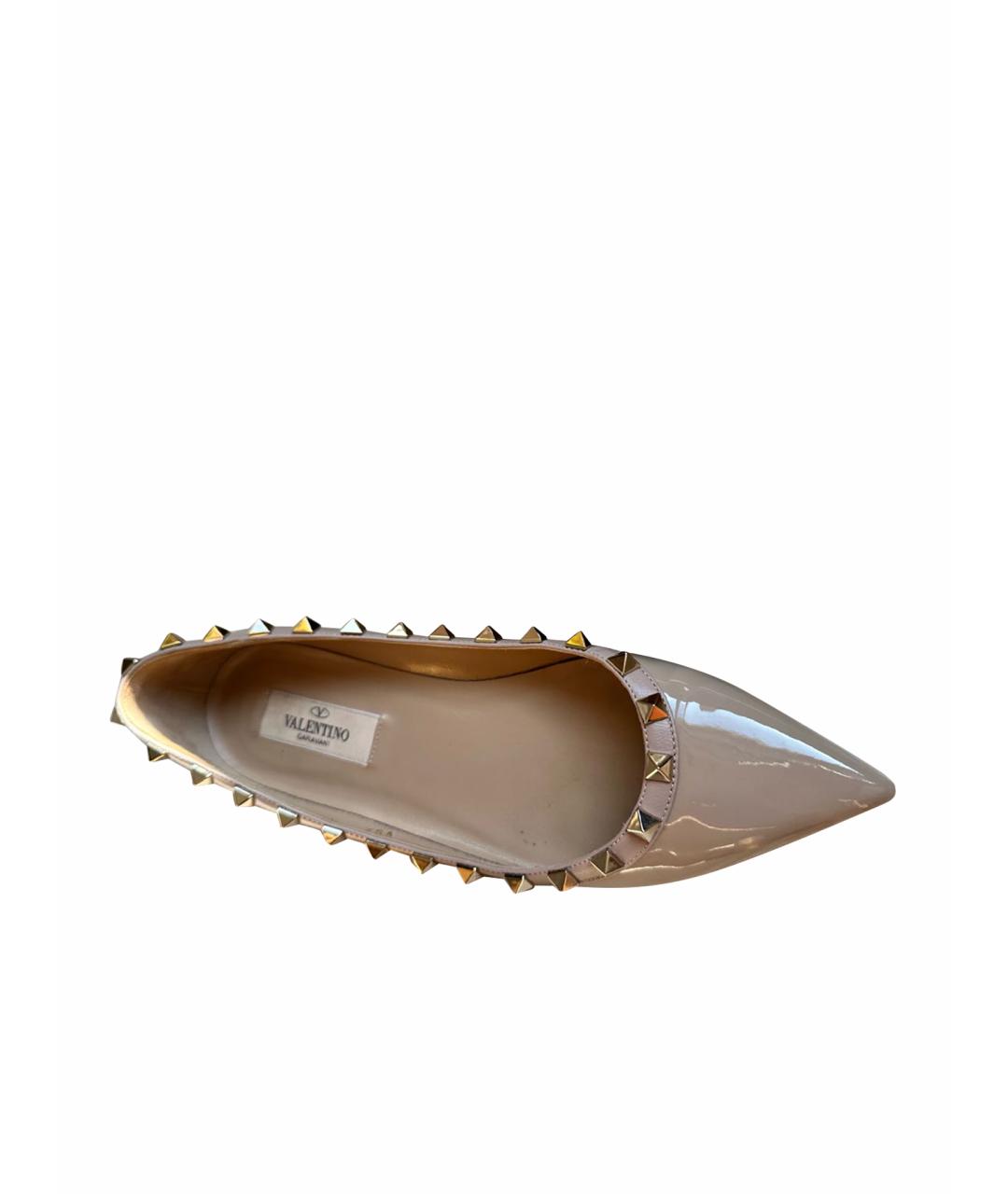 VALENTINO Бежевые балетки из лакированной кожи, фото 1