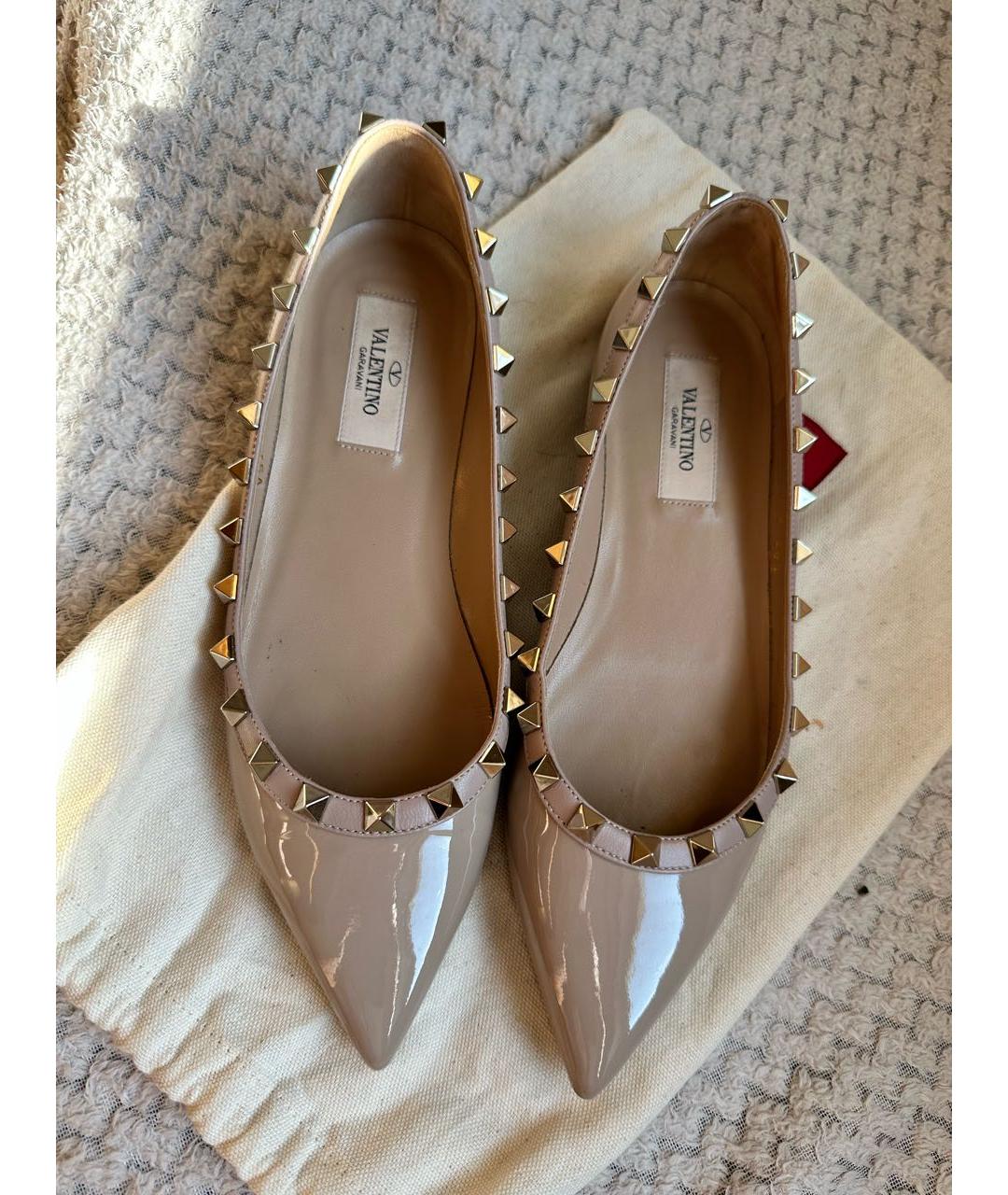 VALENTINO Бежевые балетки из лакированной кожи, фото 2