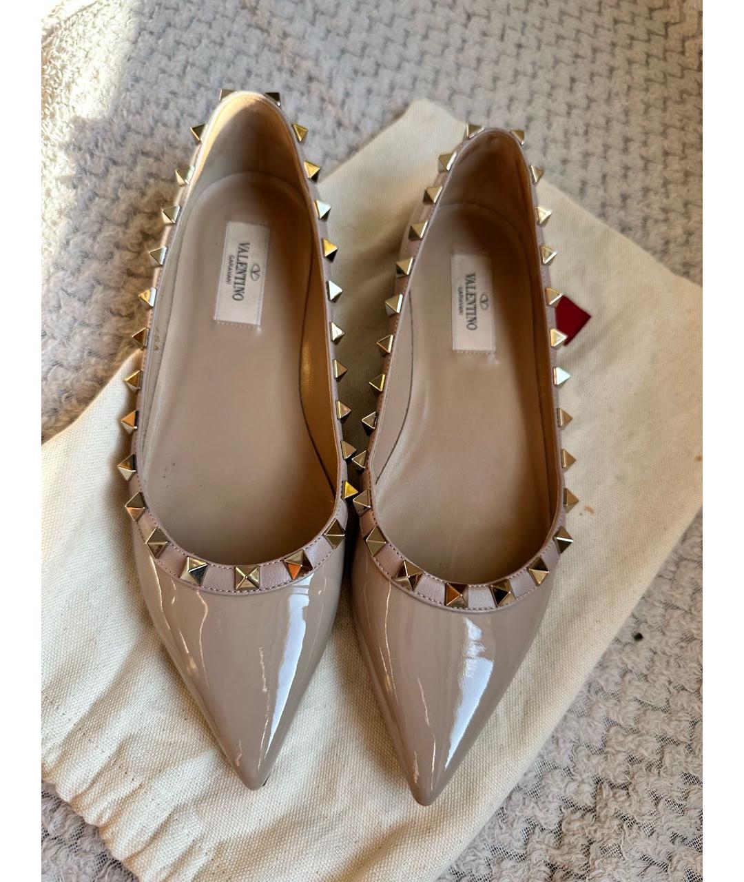 VALENTINO Бежевые балетки из лакированной кожи, фото 9
