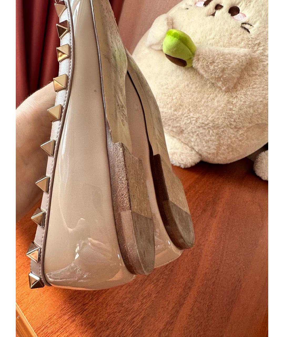 VALENTINO Бежевые балетки из лакированной кожи, фото 4