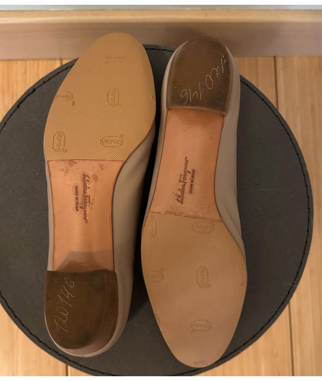 FERRAGAMO Бежевые кожаные лодочки на низком каблуке, фото 4
