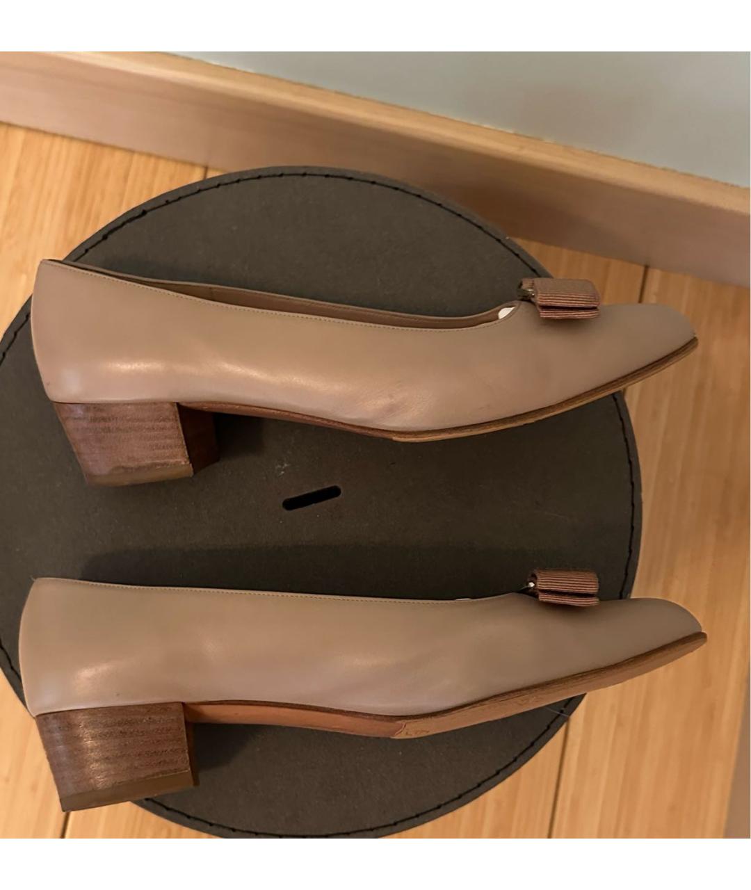 FERRAGAMO Бежевые кожаные лодочки на низком каблуке, фото 6