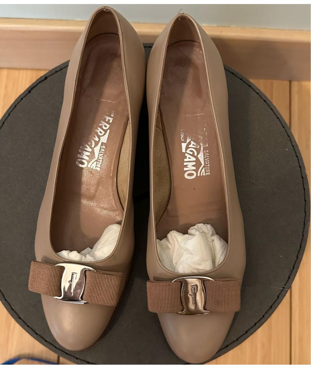FERRAGAMO Бежевые кожаные лодочки на низком каблуке, фото 3